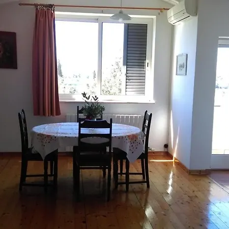 Elinor 2 Apartamento *
