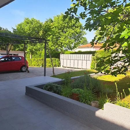 Elinor 2 Apartman *