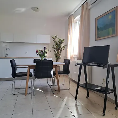 Elinor 2 Apartman *